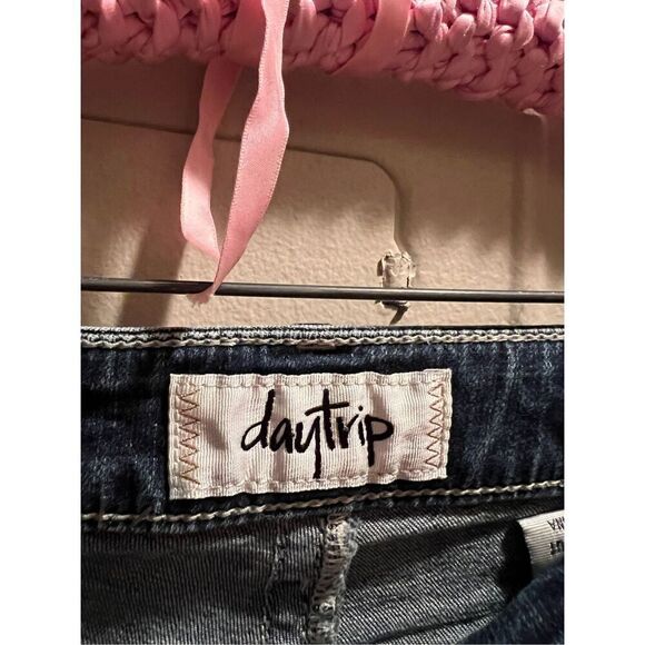 Daytrip Lynx Bootcut Jeans Woman’s Size 24R Distressed - Picture 7 of 13